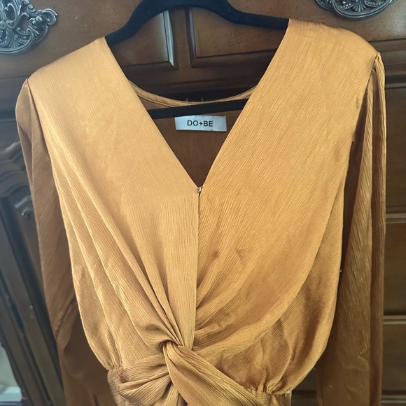 DO+BE Women's Gold Twist Front Top - Picture 2 of 7